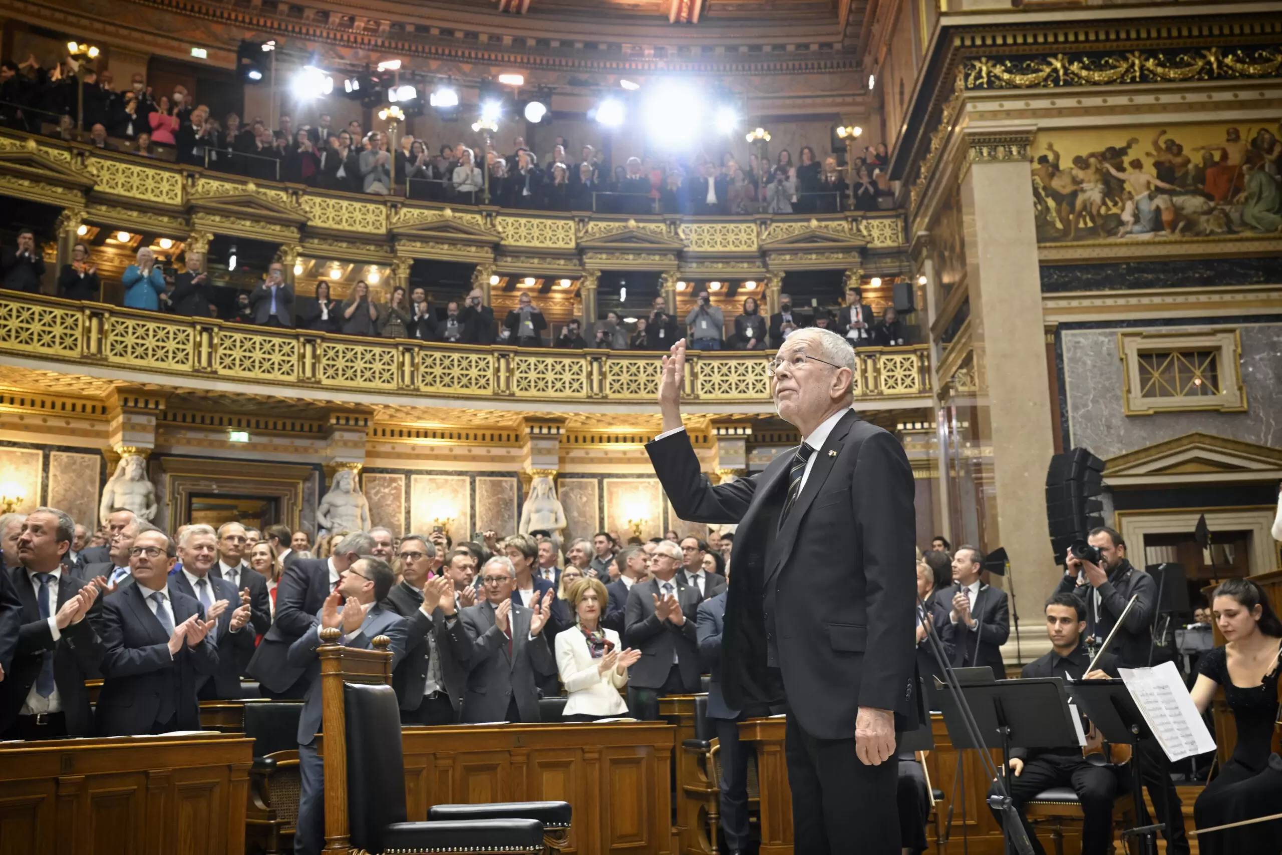 Bundespräsident Alexander Van der Bellen kündigte an, die Bundesregierung mit der Fortführung der Verwaltung zu betrauen und dann auszuloten, welche tragfähigen Kompromisse zwischen den Parlamentsparteien möglich sind, um eine Regierungsmehrheit zu finden. Im Bild Van der Bellen bei der Angelobung für eine zweite Amtsperiode im Jänner 2023. Foto: Parlament / J. Zinner