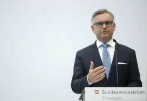 Kann sich über steigende Einnahmen aus der Digitalsteuer freuen, kämpft aber für international einheitliche Regeln zur Besteuerung von Online-Giganten. Finanzminister Magnus Brunner. Foto: BKA / Dunker