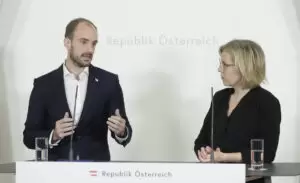 Am 18. Jänner 2023 nahmen Bundesministerin Leonore Gewessler und Staatssekretär Florian Tursky (am Doorstep vor dem Ministerrat teil. Durch die Abfederung von 80 Prozent der Netzkosten spart ein durchschnittlicher österreichischer Haushalt jährlich 100 Euro. Foto: BKA/Regina Aigner