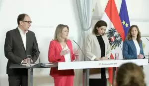 Familienministerin Susanne Raab erläutert das Kinderschutzpaket und härtere Strafen für Täter (mit Jugend-Staatssekretärin Claudia Plakolm, Justizministerin Alma Zadic und Gesundheitsminister Johannes Rauch). Foto: Bka/Regina Aigner