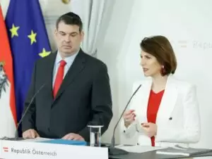 Verfassungsministerin Karoline Edtstadler und der Präsident des IKG Oskar Deutsch präsentierten Bilanz und weitere Initiativen der Nationalen Strategie gegen Antisemitismus. Foto: Bka/Regina Aigner