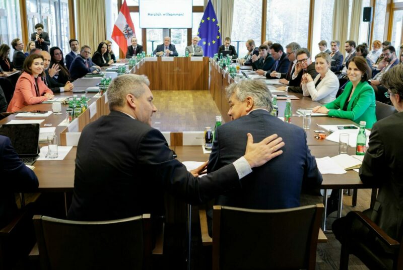 Die Regierung zeigt Tatendrang und nimmt sich für 2023 eine Reihe von Vorhaben vor. Die Klausur in Mauerbach endet mit einem dichten Arbeitsplan für die kommenden Monate. Foto: BKA / Andy Wenzel Die Regierung zeigt Tatendrang und nimmt sich für 2023 eine Reihe von Vorhaben vor. Die Klausur in Mauerbach endet mit einem dichten Arbeitsplan für die kommenden Monate. Foto: BKA / Andy Wenzel