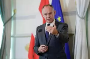 Derzeit keine Gefährdung, aber Terrorwarnstufe wegen internationaler Ereignisse erhöht: Innenminister Gerhard Karner erwartet, dass die Strafen etwa für gezielt anti-israelische Parolen verschärft werden. Foto: Andy Wenzel