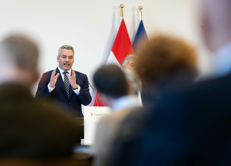 Bundeskanzler Karl Nehammer kündigte nach der Regierungsklausur an, dass bestehende Lücken im Anti-Korruptionsgesetz geschlossen werden. Foto: BKA / Dunker