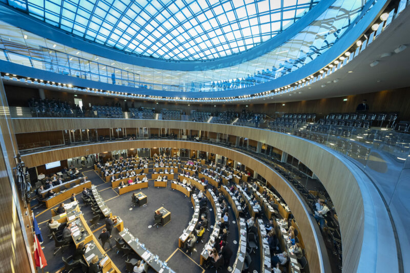Probestellung im renovierten Parlamentsgebäude - Nationalratssitzung Offene Türen im "Hohen Haus" - die neue Glaskuppel über dem renovierten Plenarsaal des Nationalrats. Nach der Probesitzung (Bild) tagt das Plenum hier erstmals am 31. Jänner. Foto: Parlamentsdirektion/Ulrike Wieser