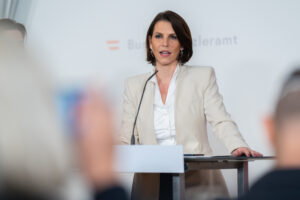 Verfassungsministerin Karoline Edtstadler präsentierte im Rahmen einer Pressekonferenz die Verschärfungen im Antikorruptionsrecht. Foto: BKA/Schrötter