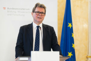 Wissenschaftsminister Martin Polaschek präsentiert die Dachstrategie für den gesamten österreichischen Hochschulraum. Foto: BMBWF