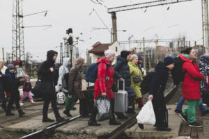 Nach 2022 rechnet man laut Migrationsausblick des ICMPD auch dieses Jahr mit weiteren vertriebenen Menschen aus der Ukraine in Europa. Foto: Stock / Joel Carillet