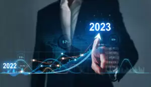 2023 soll es wieder aufwärts gehen. Die Regierung schnürt bei der Klausur ein Arbeits- und Wirtschaftspaket. Die niedrige Arbeitslosigkeit soll auch dieses Jahr anhalten. Arbeiten im Alter soll attraktiviert werden. Foto: istock / Galeanu Mihai