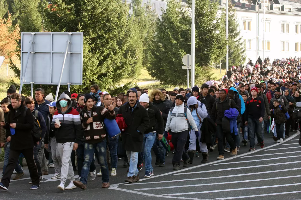Die Asylzahlen für illegale Migration sind seit Mitte Dezember um 70 Prozent gesunken. Symbolbild: Flüchtlinge an der Grenze Slowenien-Österreich. Foto: iStock/ vichinterlang