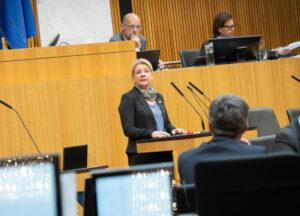 Abg. Irene Neumann-Hartberger (ÖVP): Überdurchschnittliche lange Wochenarbeitszeit erhöht Belastung. Foto: Ulrike Wieser