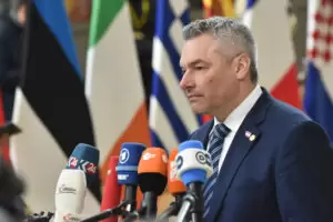 Reisediplomatie für Allianzen: Bundeskanzler Karl Nehammer reist am 2. Mai nach Rom, um mit Italiens Ministerpräsidentin Giorgia Meloni weitere Maßnahmen gegen illegale Migration zu beraten (im Bild beim EU-Gipfel im Februar). Foto: EU