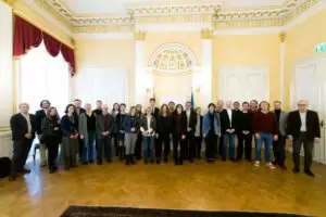 Das Vertrauen in Wissenschaft und Demokratie stärken: Dutzende Wissenschaftlerinnen und Forscher gehen an die Schulen, um Jugendlich zu informieren. Foto: BMBWF