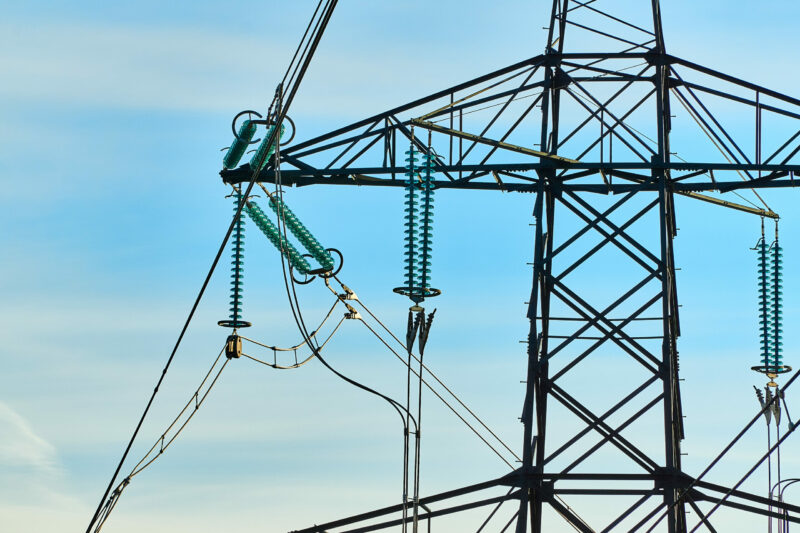 Die Digitalisierung und die Energiewende erfordern mehr Strom, daher muss Österreichs Stromnetz ausgebaut werden. Dieses wird mit dem geplanten Elektrizitätswirtschaftsgesetz finanziell und rechtlich teils neu aufgestellt. Foto: Klaus Freidl/pixelio.de