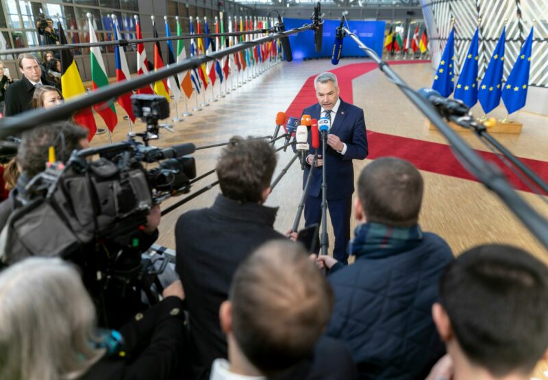 Es wird spannend beim EU-Gipfel am Donnerstag und Freitag in Brüssel. Kommt es zu keinen konkreten Maßnahmen zur Lösung der Migrationsprobleme, droht Kanzler Nehammer die Abschlusserklärung zu blockieren. Foto: BKA/Andy Wenzel