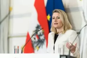 Will mehr Bewusstsein schaffen im Kampf gegen weibliche Genitalverstümmelung. Frauenministerin Susanne Raab. Foto: BAK / Christopher Dunker