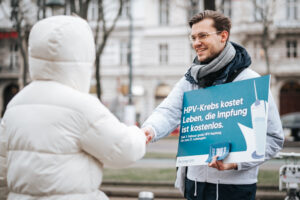 Die Junge ÖVP informiert die Menschen bei einer Straßenaktion über die Einführung der kostenlosen HPV-Impfung für Kinder und Jugendliche. Auf dem Bild zu sehen: Generalsekretär der JVP, Dominik Berger. Foto: Maximilian Gsöls