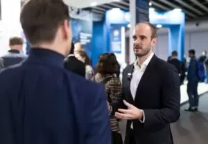 Auf der MWC freut sich Staatssekretär Florian Tursky vor allem darüber Innovationen "Made in Austria" vor den Vorhang zu holen. Österreich sei ein Mobilfunkland und daher gäbe es viel Potenzial, bekräftigt Tursky. Foto: BKA / Christopher Dunker