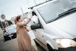 Um ein Zeichen gegen die Klimaklebe-Aktionen zu setzen, verteilt die Junge ÖVP, allen voran Claudia Plakolm Kipferl an im Stau stehende Menschen. Es müsse in Fragen des Klimaschutzes auf Innovation gesetzt werden. Foto: Gsöls