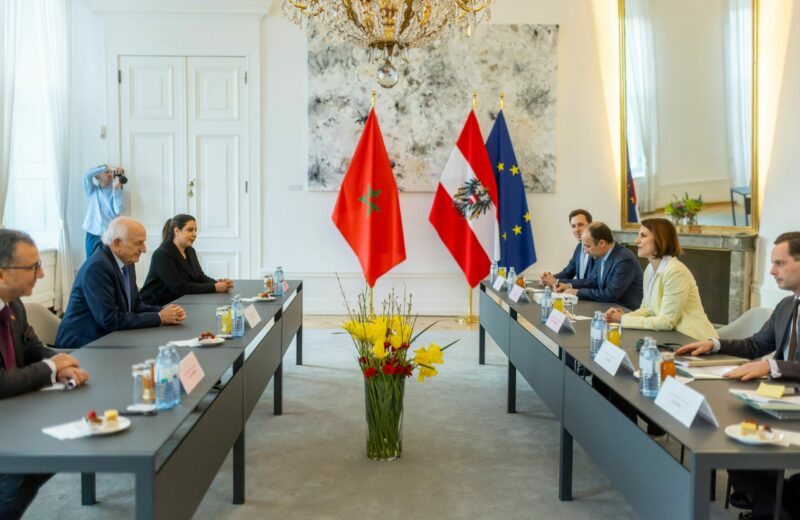 Berater des marokkanischen Königs Azoulay bei Bundesministerin Edtstadler Arbeitsgespräch Österreich-Marokko: Der Berater des marokkanischen Königs Mohammed VI., Andre Azoulay (l.) traf in Wien Europaministerin Karoline Edtstadler, genau eine Woche vor der Reise von Bundeskanzler Karl Nehammer und Innenminister Gerhard Karner. Foto: Bka/Hans Hofer