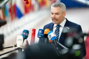 Kanzler Karl Nehmer sieht das Gipfelergebnis nach langen Verhandlungen als "Erfolg". Die Tage zuvor erhöhte der Kanzler den Druck auf die EU, endliche Ergebnisse zum Ausbau des Grenzschutzes zu liefern. Foto: BKA / Florian Schröter