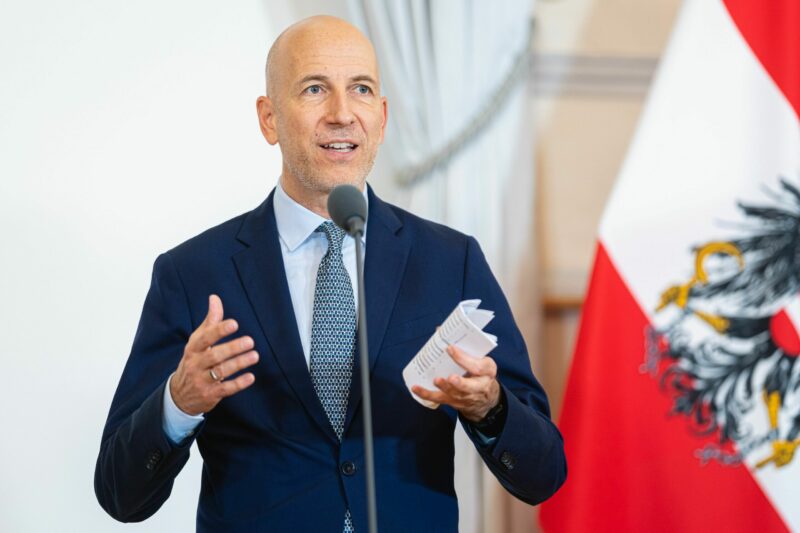 Die Arbeitslosigkeit bleibt niedrig. "Mitte Februar 2020, also kurz vor Beginn der Covid-Pandemie war der Anzahl der Arbeitssuchenden um 31.000 Personen höher als derzeit", so Arbeitsminister Martin Kocher. Foto: BKA / Florian Schrötter Die Arbeitslosigkeit bleibt niedrig. "Mitte Februar 2020, also kurz vor Beginn der Covid-Pandemie war der Anzahl der Arbeitssuchenden um 31.000 Personen höher als derzeit", so Arbeitsminister Martin Kocher. Foto: BKA / Florian Schrötter