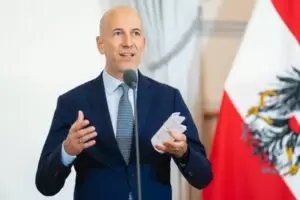 Kann sich über weiter sinkende Arbeitslosenzahlen im März freuen. Arbeitsminister Martin Kocher: Foto: BKA / Florian Schrötter