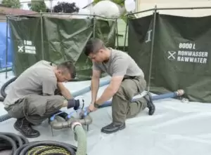 Die Spezialeinheit AFDRU des Bundesheeres hilft bei Katastrophen, wird in das Erdbebengebiet entsandt (Bild: Aufbau Wasserversorgung in Bosnien, 2014). Foto: BMLV/Regina Aigner
