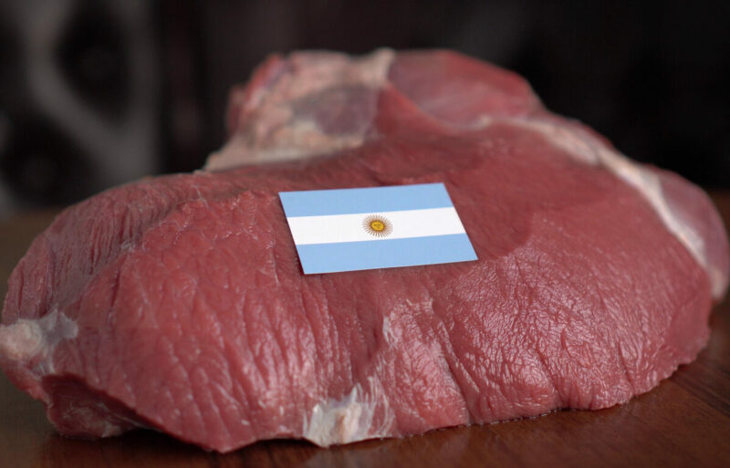 Billiges Rindfleisch aus argentinischen Großbetrieben auf heimischen Tellern? Das Mercosur-Abkommen würde dies ermöglichen. Dem umstrittenen Freihandelsabkommen erteilt Landwirtschaftsminister Norbert Totschnig eine Absage. Foto: iStock / FevziieRyman Billiges Rindfleisch aus argentinischen Großbetrieben auf heimischen Tellern? Das Mercosur-Abkommen würde dies ermöglichen. Dem umstrittenen Freihandelsabkommen erteilt Landwirtschaftsminister Norbert Totschnig eine Absage. Foto: iStock / FevziieRyman