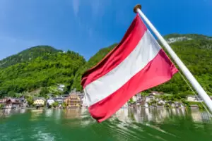Vertriebene Menschen aus der Ukraine werden nun am Arbeitsmarkt mit EU-Bürgern und Österreichern gleichgestellt. Dem Tourismus soll das beim gegenwärtigen Fachkräftemangel entlasten. Foto: istock/CHUNYIPWONG