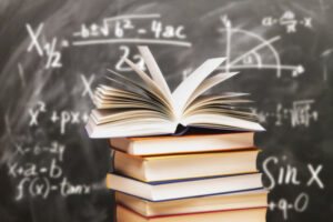Im kommenden Schuljahr gibt es insgesamt 7,4 Millionen Euro mehr für Schulbücher. Foto: iStock / gopixa