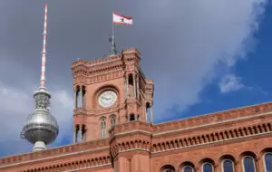 Das Berliner Rathaus verliert an rotem Glanz. Die CDU geht mit plus 10 Prozent als Wahlsieger der Berliner Wahl hervor und stellt den Führungsanspruch. Foto: istock/cbies
