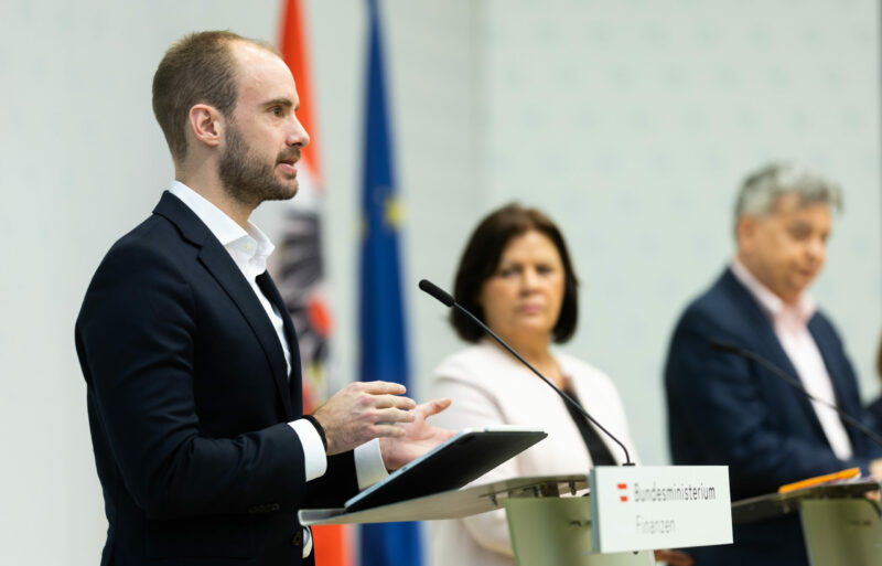 Mit einem politischen Schulterschluss startet die digitale Kompetenzoffensive, mit der allen Menschen in Österreich bis 2030 digitale Grundkenntnisse vermittelt werden soll. Foto: BKA / Christopher Dunker Mit einem politischen Schulterschluss startet die digitale Kompetenzoffensive, mit der allen Menschen in Österreich bis 2030 digitale Grundkenntnisse vermittelt werden soll. Foto: BKA / Christopher Dunker