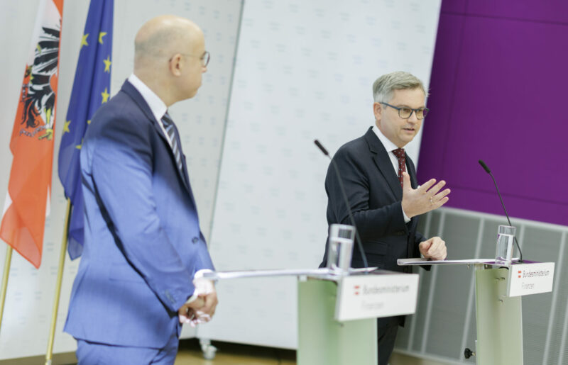 Krisenzeiten führen zu Rekordbudget: Finanzminister Magnus Brunner und WIFO-Direktor Gabriel Felbermayer. Foto: Andy Wenzel Krisenzeiten führen zu Rekordbudget: Finanzminister Magnus Brunner und WIFO-Direktor Gabriel Felbermayer. Foto: Andy Wenzel