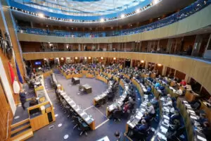 "Wirtschaft, Standort, Arbeit - Österreich 2023" debattierte der Nationalrat zum Auftakt des März-Plenums. ÖVP-Abgeordnete forderten, Überstunden und Arbeit jenseits des Pensionsantrittsalters zu entlasten. Foto: Thomas Topf
