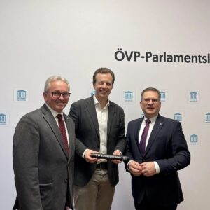 Vorsitzwechsel in der ÖVP-Bundesratsfraktion: Klubobmann August Wöginger (.r) mit Karlheinz Kornhäusl (m.), der den Vorsitz von Karl Bader (l.) übernimmt. Foto: ÖVP-Klub