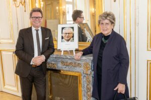 Helga Busek und Bildungsminister Martin Polaschek in dem Erhard Busek gewidmeten Saal. Foto: BMBWF/Martin Lusser