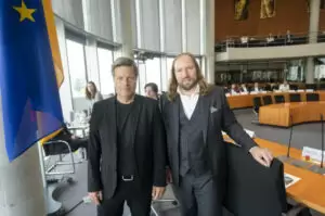 Starken Gegenwind aus der Bevölkerung bekommen die Grünen für ihre Forderung nach einem Aus für Verbrennungsmotoren. Wirtschafts- und Energieminister Robert Habeck (l.) und der Vorsitzende des Ausschusses für Angelegenheiten der EU im Deutschen Bundestag, Anton Lang. Foto: Deutscher Bundestag / Marc-Steffen Unger