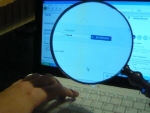 IT-Sicherheit erfordert weitere Maßnahmen: Die Bundesregierung verabschiedete den Entwurf für das zweite Netz- und Informationssystemsicherheitsgesetz, mit dem die gleichlautende EU-Richtlinie bis Oktober umgesetzt werden soll. Foto: pixelio/Christine Lietz