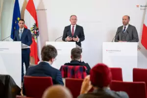 Staatsschutz in den Bundesländern: Omar Haijawi-Pirchner, Leiter der DSN, Innenminister Gerhard Karner und Franz Ruf, Generaldirektor für die Öffentliche Sicherheit. Foto: BMI/Jürgen Makowecz