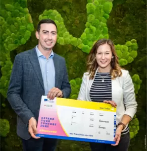 EU-Abgeordneter Alexander Bernhuber und Jugendstaatssekretärin Claudia Plakolm informieren über DiscoverEU. Foto: BKA/Melicharek