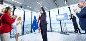 Bei seiner Rede zur Zukunft der Nation erntete Kanzler Karl Nehammer reichlich Applaus. BM Edstadler lobte seine Bestrebungen in Sachen Klimaschutz. Foto: Glaser