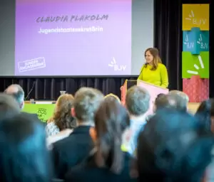 Jugendstaatssekretärin Claudia Plakolm hielt die Eröffnungsworte der Vollversammlung der BJV. Als starke Stimme für junge Anliegen konnte sie im letzten Jahr zahlreiche Erfolge nachweisen. Foto: BKA/Melicharek