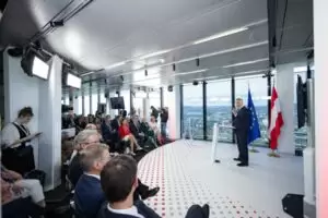 Bundeskanzler Karl Nehammer plädiert für eine Reform der Sozialleistungen. Integrationsministerin Susanne Raab nimmt das Thema in Angriff und sieht Dänemark als Vorbild. Foto: Volkspartei