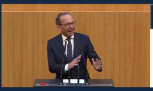 Peter Haubner (ÖVP): Überstunden und Arbeit im Alter entlasten. (Screenshot Parlament)