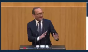 Peter Haubner (ÖVP): Überstunden und Arbeit im Alter entlasten. (Screenshot Parlament)