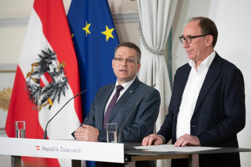 Klubobmann August Wöginger (ÖVP) und Sozialminister Johannes Rauch (Grüne) präsentierten das Paket Wohnkostenzuschuss: Unterstützung für eine Million Haushalte. Foto: BKA/Tarek Wilde