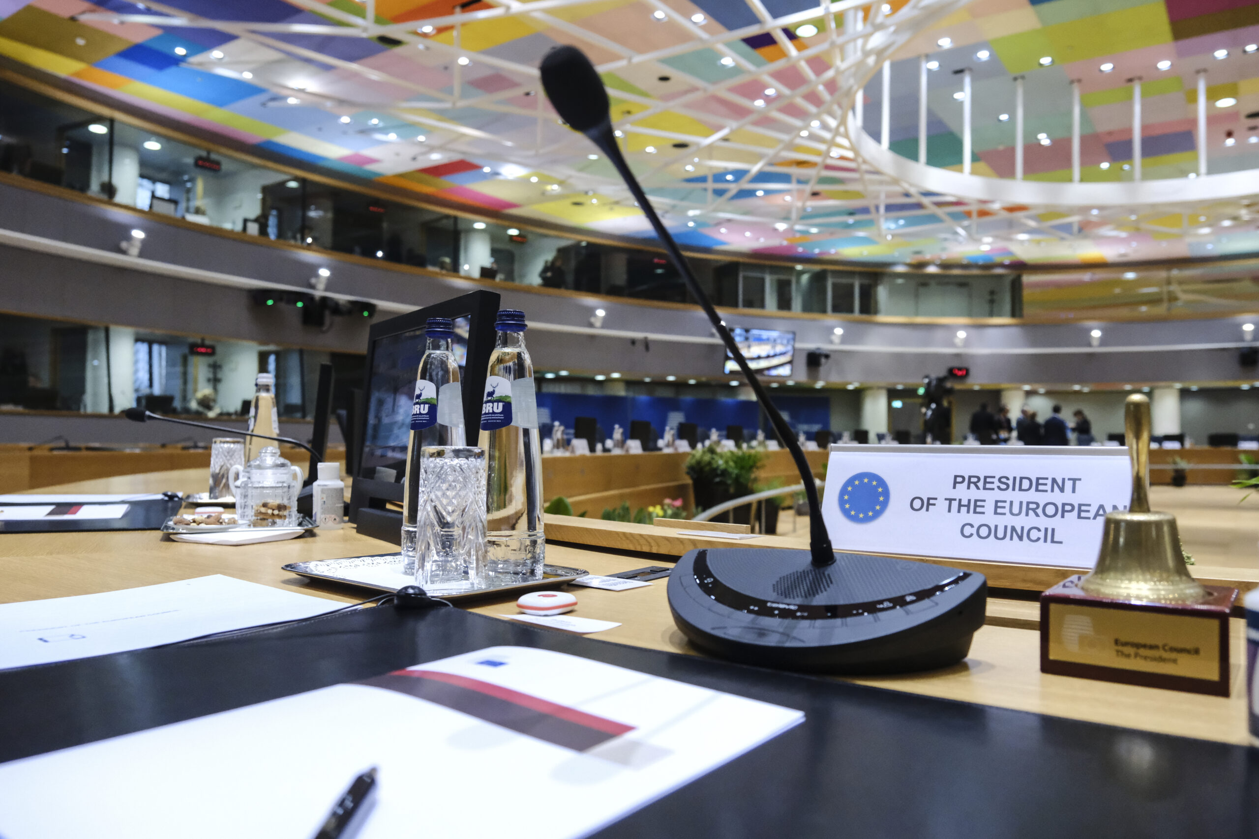 Die Europäische Kommission übernimmt die von Österreich und Bulgarien Pilotprojekte für schneller Asylverfahren, ergab die EU-Ratstagung in Brüssel (Bild: Sitzungssaal); Foto: EU