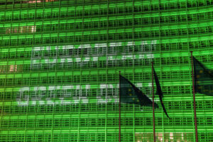 Das Berlaymont-Gebäude der EU in Brüssel wurde 2021 in grünes Licht getaucht, als die EU nach dem Green Deal das Klimaschutzpaket "Fit for 55" beschloss. Foto: Europäische Kommission