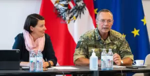 Sie leiteten die Krisenkoordination in der Pandemie: Chief Medical Officer Katharina Reich, zuständig für den medizinischen Teil, und General Rudolf Striedinger, zuständig für Logistik. Foto: BKA